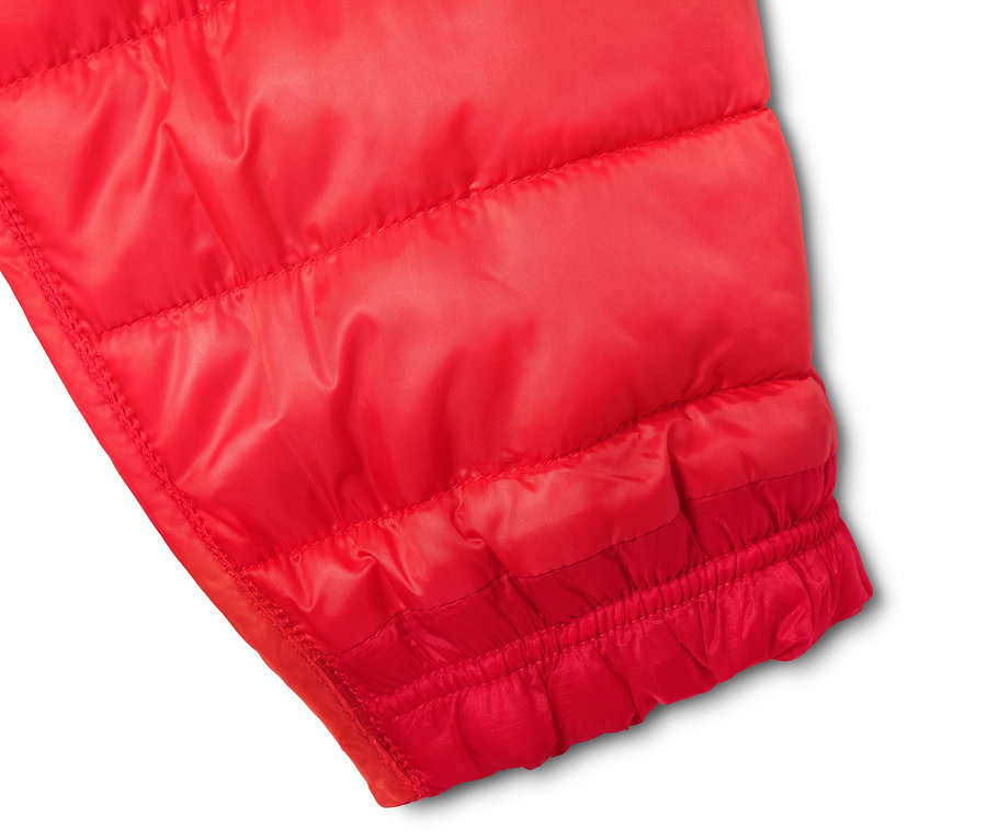 Detailansicht eines roten Steppmantels mit Stehkragen.