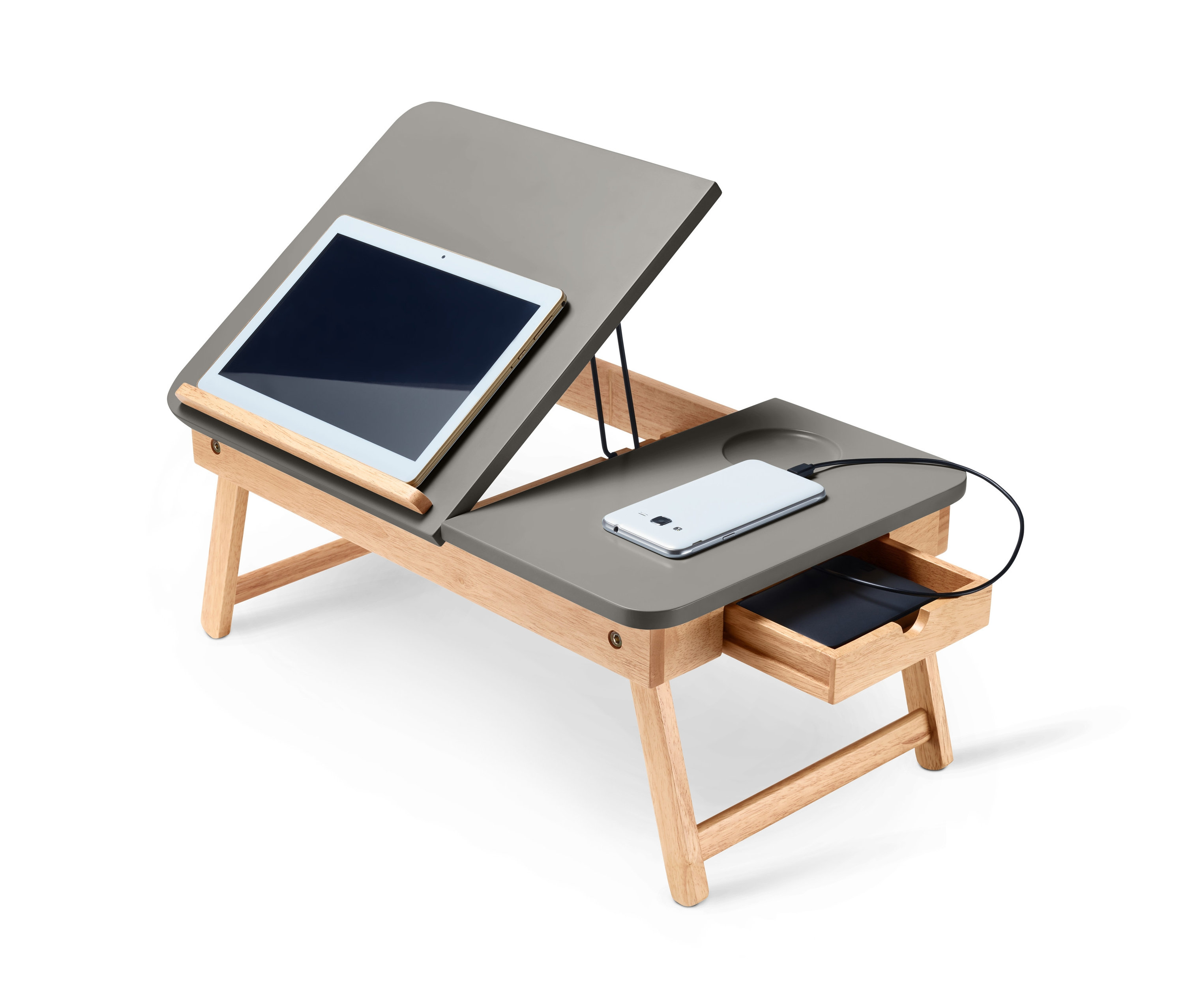 Grauer Betttisch mit geneigter Tischplatte, auf der sich ein Tablet befindet, und einer Schublade mit einem aufladenden Telefon.