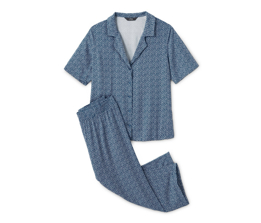 Ein blaues 3/4-Pyjama mit kurzen Ärmeln und Hosen liegt auf einem weißen Hintergrund.