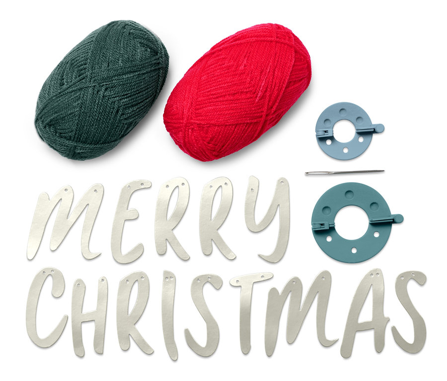 Zwei Wollknäuel und ein Bastel-Set »Bommel-Girlande« liegen auf einem weißen Hintergrund.