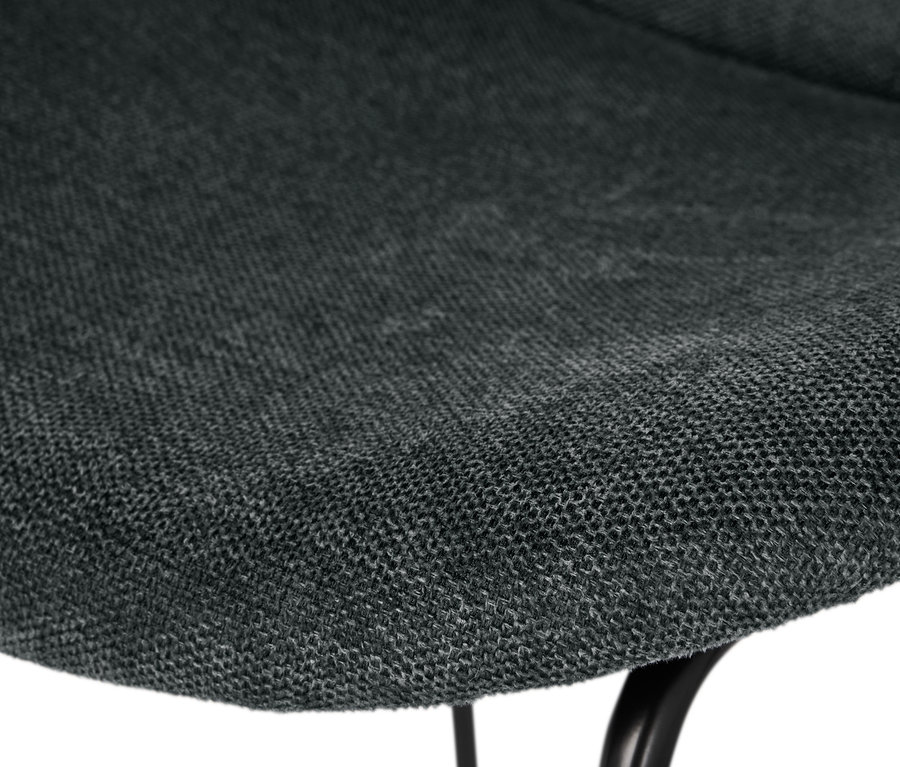 Detailansicht eines dunkelgrauen, gepolsterten Designstuhls.