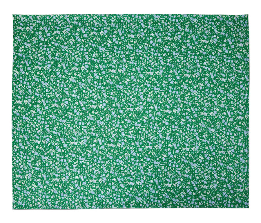 Ein grüner Loop-Schal mit Blumenmuster.