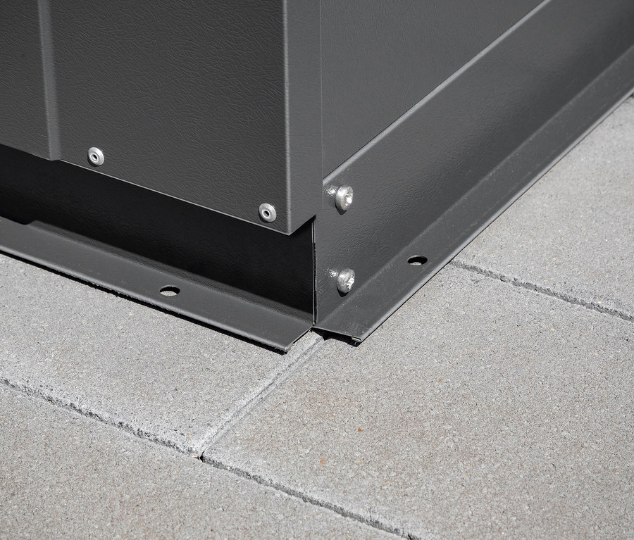 Detail einer Ecke der Trimetals Gerätebox »Storeguard« auf Betonpflaster.