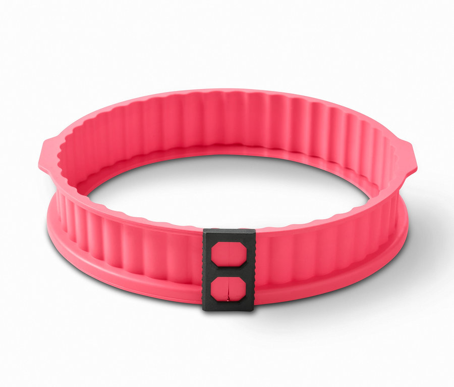 Nahaufnahme einer pinkfarbenen 2-in-1-Spring- und Tarteform auf weißem Hintergrund.