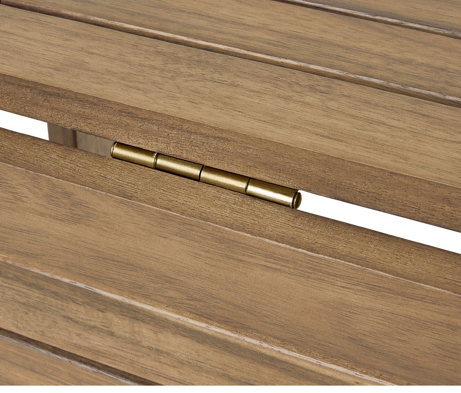 Detailansicht eines klappbaren Balkontischs »Lenja« mit Fokus auf einem Messingscharnier.