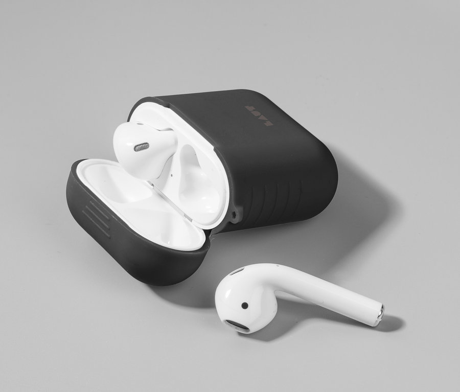 Schwarzes LAUT Case für AirPods Serie 1 und 2 »POD« mit offenem Deckel und einem einzelnen AirPod daneben auf grauem Hintergrund.