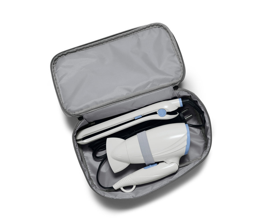 Haartrockner- und Glätteisen-Travelset in einer grauen Tasche.