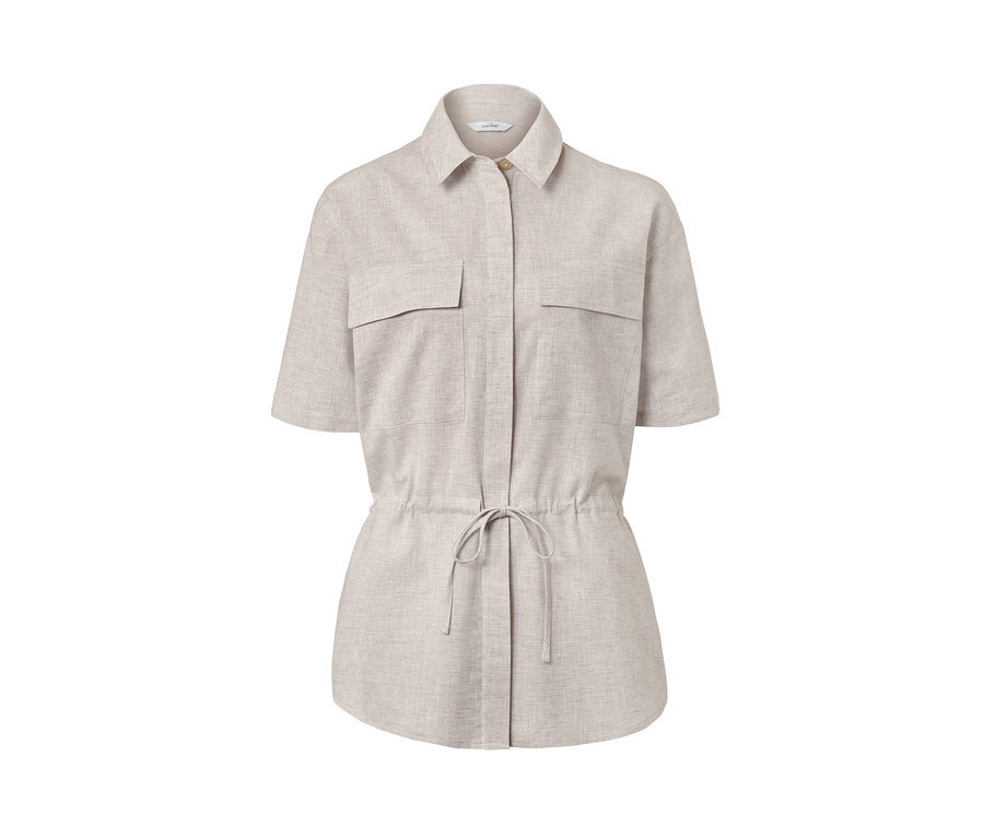 Eine beige Hemdbluse mit kurzen Ärmeln, Knöpfen und Kordelzug in der Taille.