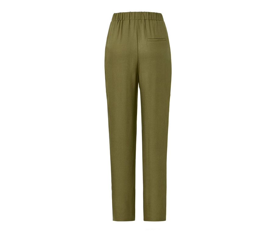 Rückansicht einer grünen Bundfalten-Hose.
