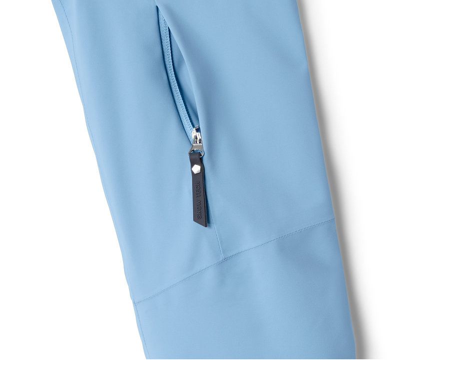 Detailaufnahme einer blauen Skijacke mit Reißverschluss.