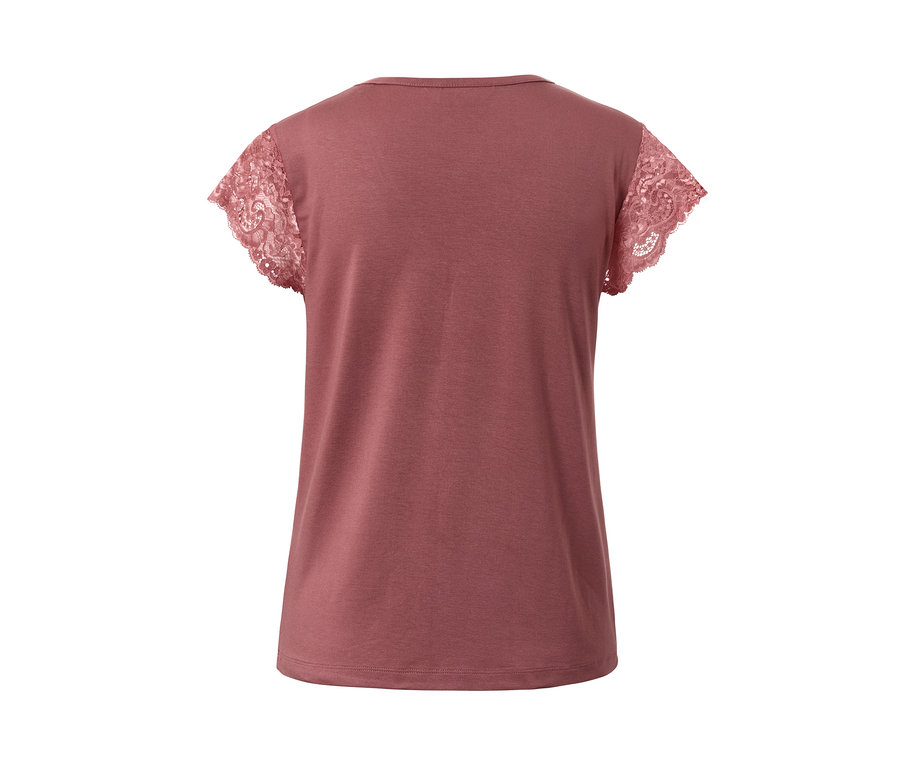 Detailansicht eines rosa Pyjamas mit Spitzärmeln.