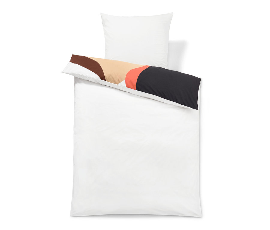 Weiße Bettwäsche mit braunem, beige, rotem und schwarzem Muster.