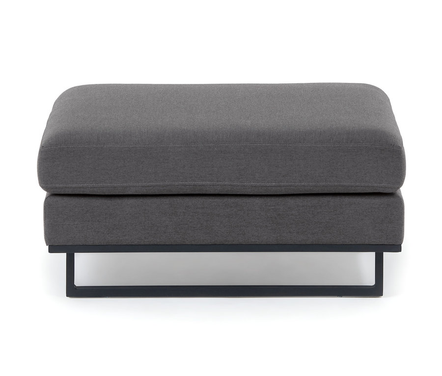 Grauer Hocker aus einem Premium-Lounge-Set aus Sunbrella®-Stoff mit dunkelgrauem Gestell.