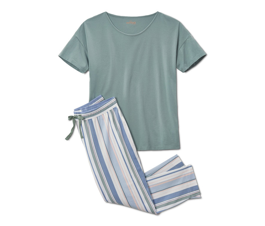 Ein grüner 7/8-Pyjama mit gestreifter Hose.