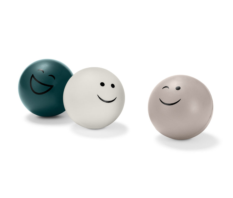 Drei Antistress-Bälle mit Gesichtern.