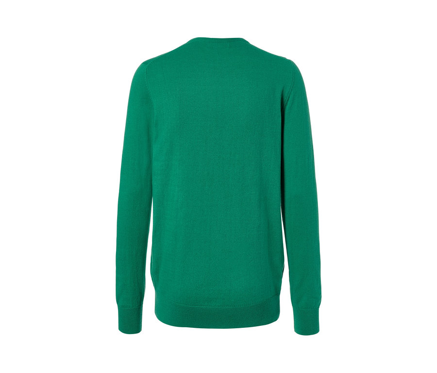 Grüner Pullover mit Rundhalsausschnitt.