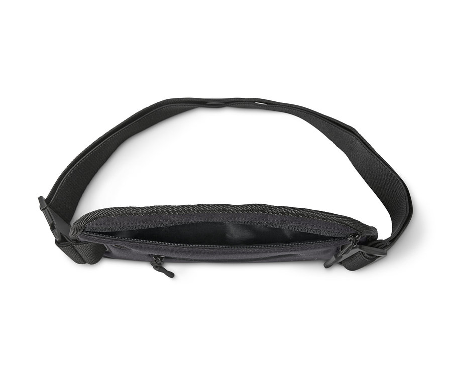 Schwarzer Laufgürtel für Smartphones liegt offen auf einem weißen Hintergrund.