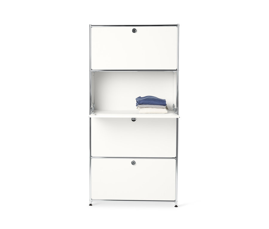 Weißes Highboard Metall »CN3« mit 4 Klappenfächern, wobei eines geöffnet ist und gefaltete Kleidung auf einem Fach liegt.
