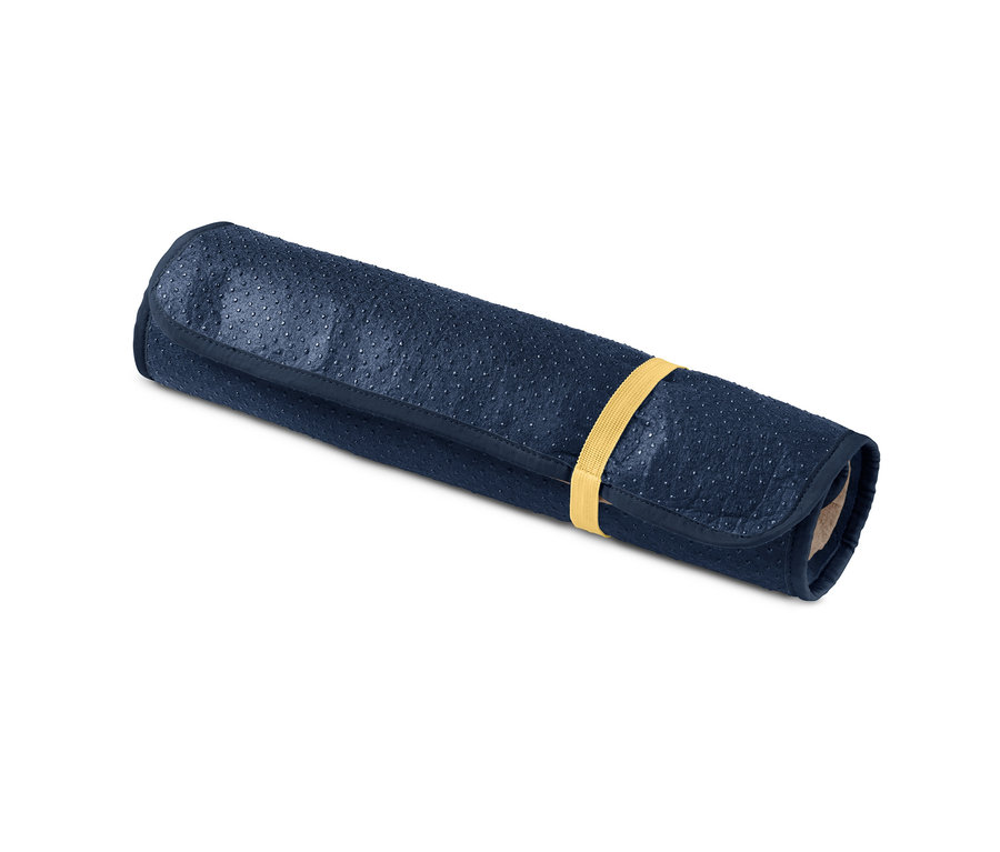 Eine zusammengerollte blaue Tier-Schnüffelmatte mit gelbem Band.