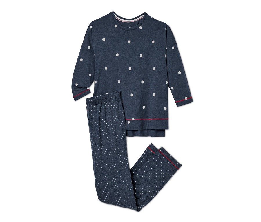 Blauer Pyjama mit weißen Punkten.