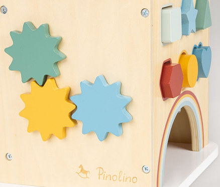 Detailansicht des Pinolino Motorikwürfels "Sanna" mit bunten Zahnrädern und Steckformen.