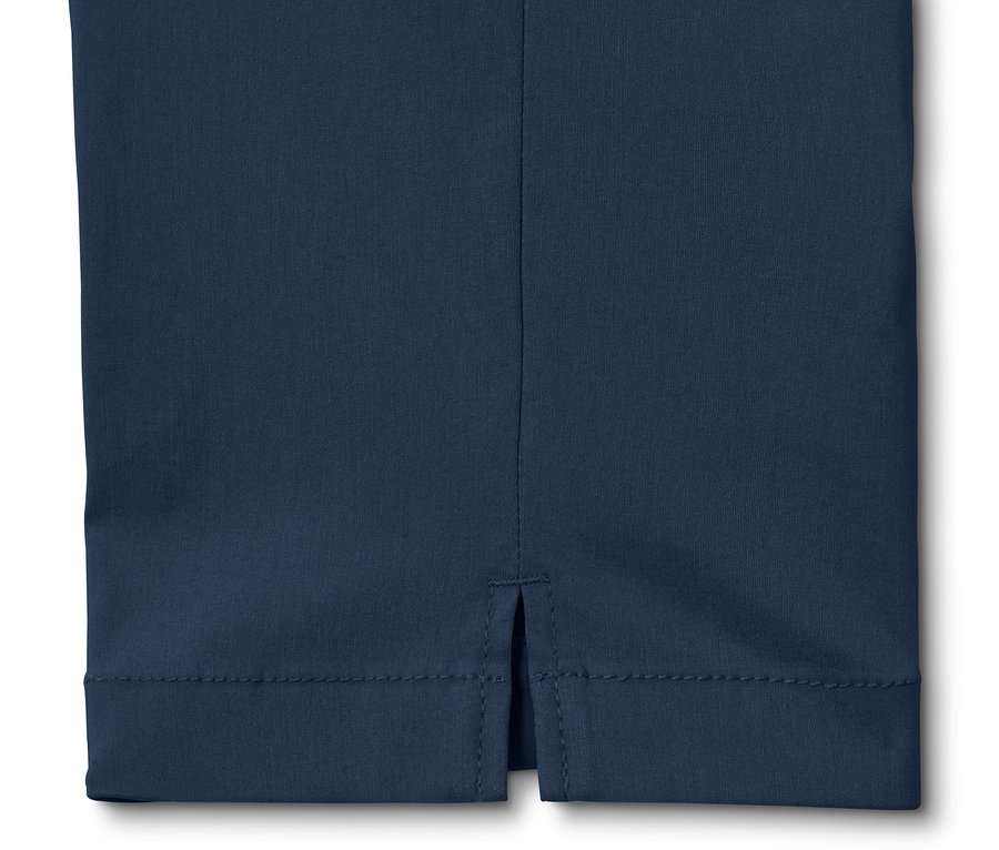 Detail einer dunkelblauen Bengalin-Hose in 3/4-Länge.