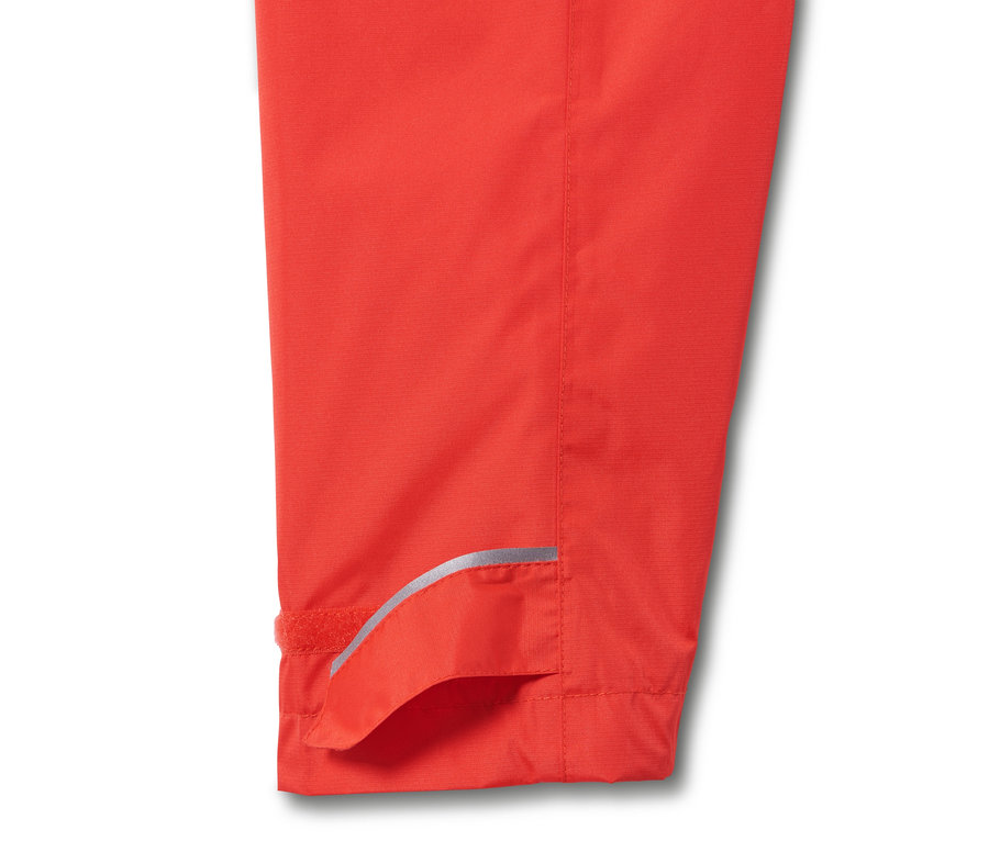 Detail einer orangen Unisex-Regenjacke.