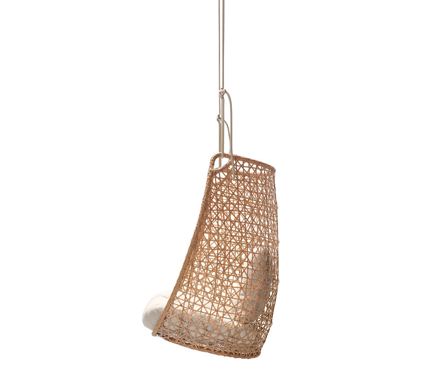 Ein Hängesessel »Boho« aus Polyrattan mit einem weißen Sitzkissen.
