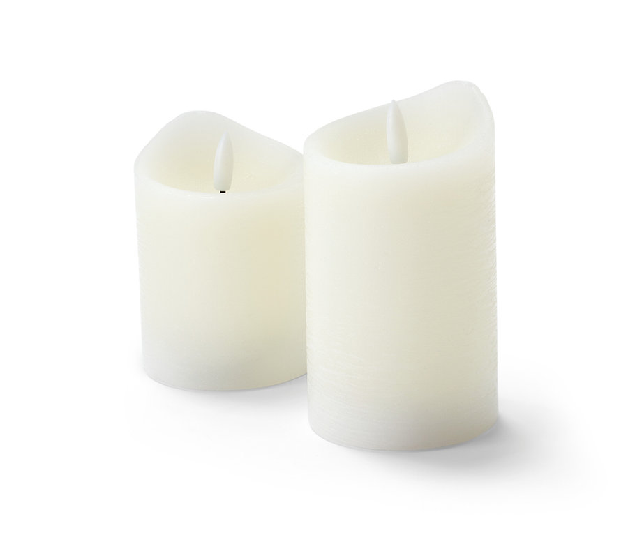 Zwei LED-Echtwachskerzen, eine cremeweiß und eine weiß.