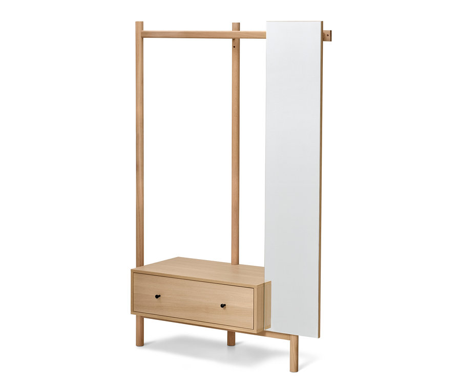 Heller Holzgarderobenständer mit Spiegel und Schublade.