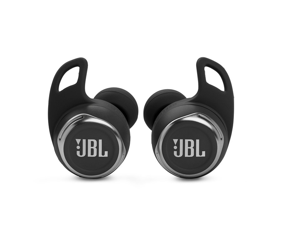Zwei schwarze JBL Reflect Flow Pro+ TWS Kopfhörer auf weißem Hintergrund.