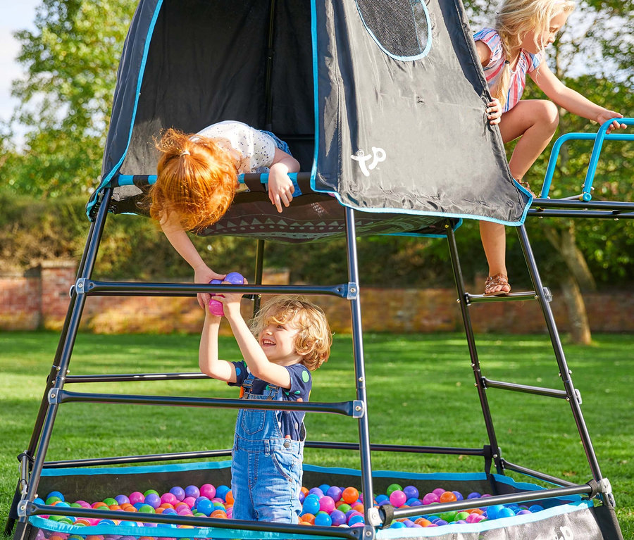 Kinder spielen auf dem Kletterturm »Explorer« mit Zelt, der mit bunten Bällen gefüllt ist.