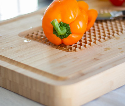 Orange Paprika auf Chefkoch-Bambusschneidebrett.