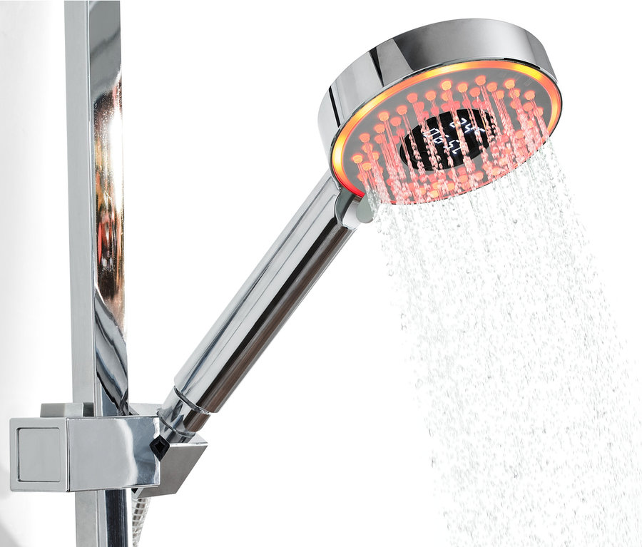 Wasser fließt aus einem LED-Duschkopf mit Wasserverbrauchsanzeige.