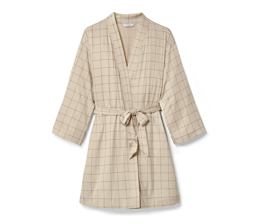 Beiger Morgenmantel mit Karomuster und Gürtel.