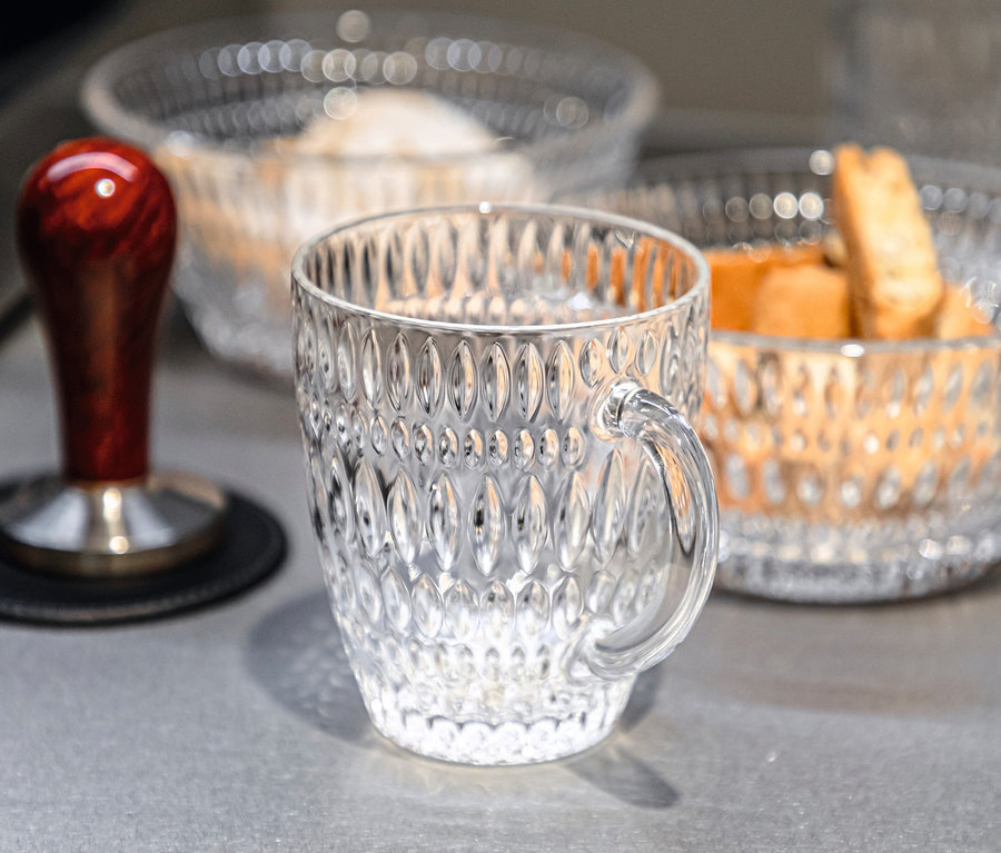 Nahaufnahme eines Nachtmann »Ethno« Bechers, im Hintergrund Schalen mit Inhalt und ein Kaffeetamper.