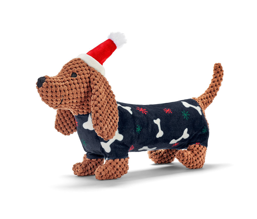 Ein Dackel Hunde-Plüschtier mit Kleidung und Weihnachtsmütze.