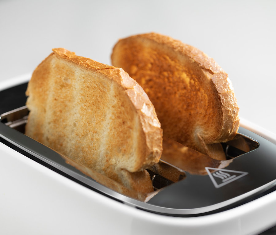 Zwei Toastscheiben im Tineco Toaster "Toasty One".