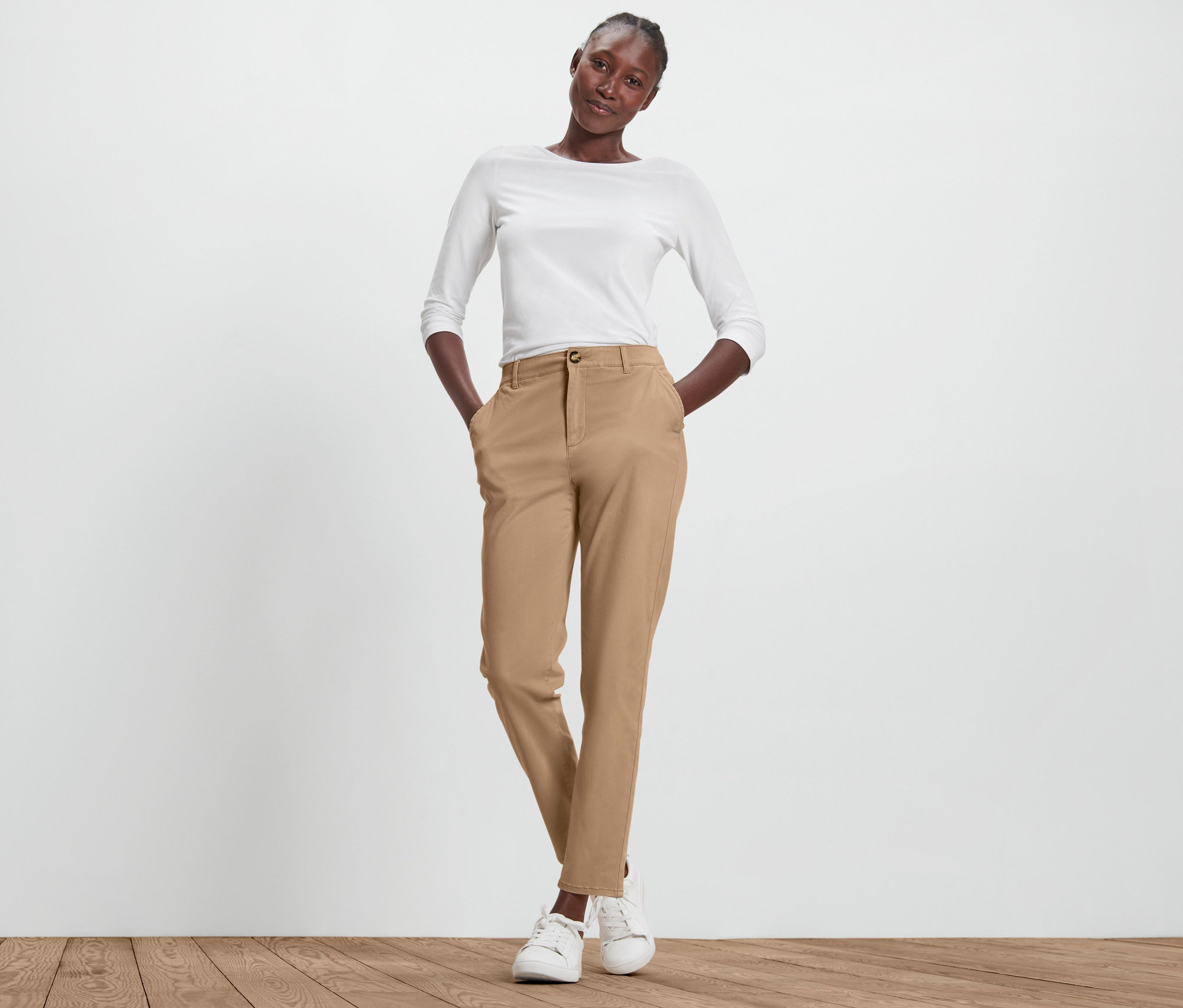 Frau posiert in beigen Chinos.