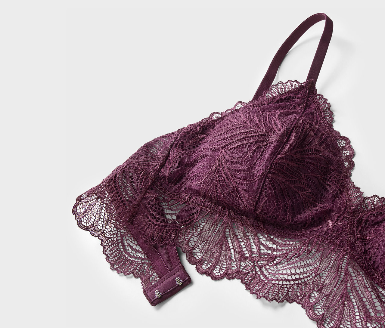 Detailaufnahme eines lila Spitzen-BHs.