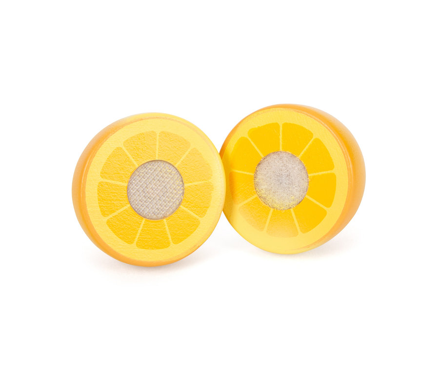 Zwei Holzteile einer Orange aus dem small foot Picknickkorb »tasty«.