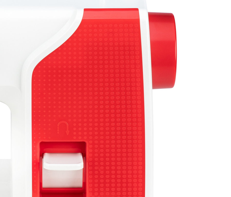 Detailansicht der roten und weißen Nähmaschine »MARIE«.