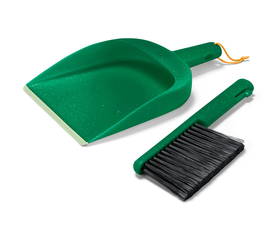 Grüner Handkehrer und Schaufel.