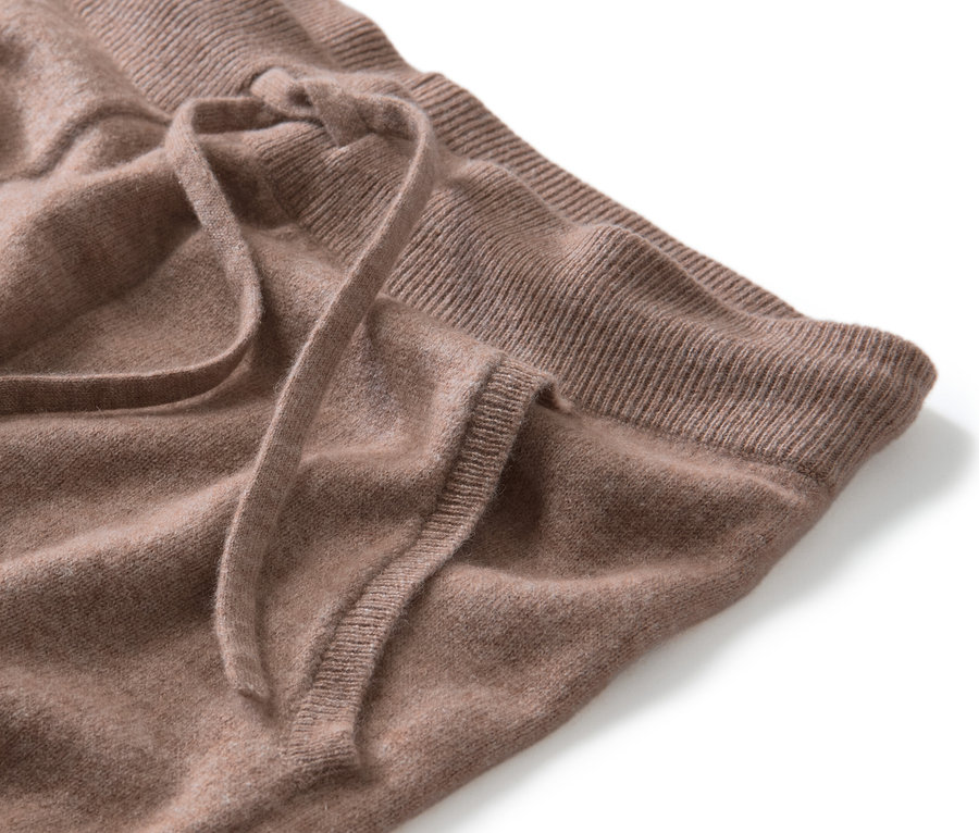 Detailaufnahme einer braunen Cashmere-Loungewearhose mit Kordelzug.
