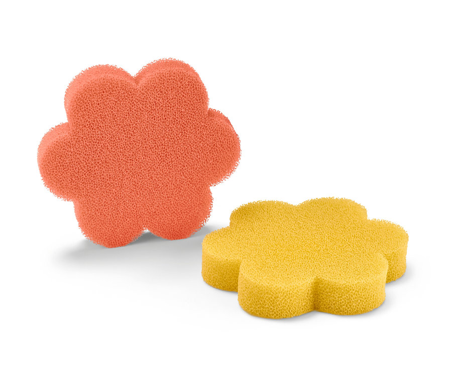 Zwei Silikonschwämme in Blumenform, einer orange und einer gelb.