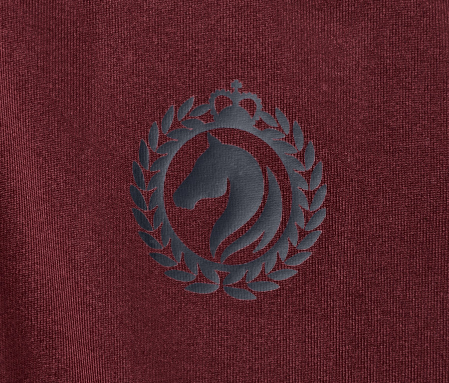 Detailaufnahme eines bordeauxroten Kinder-Reit-Funktionsshirts mit Pferde-Logo.