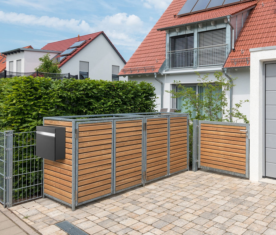 Außenansicht des Paketbox-Briefkastens »Luxury« mit Hausnummer.