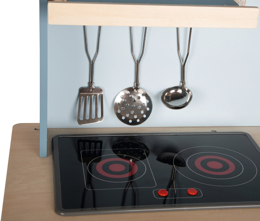 Detailansicht einer small foot Kinderküche kompakt »tasty« mit schwarzem Kochfeld und Küchenutensilien aus Metall.