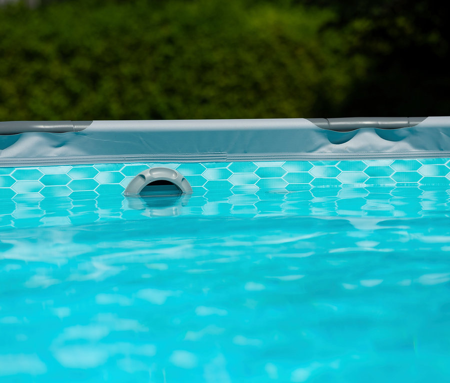 Detailansicht eines mit Wasser gefüllten Summer Waves Elite-Frame-Pools, Ø ca. 488 cm.
