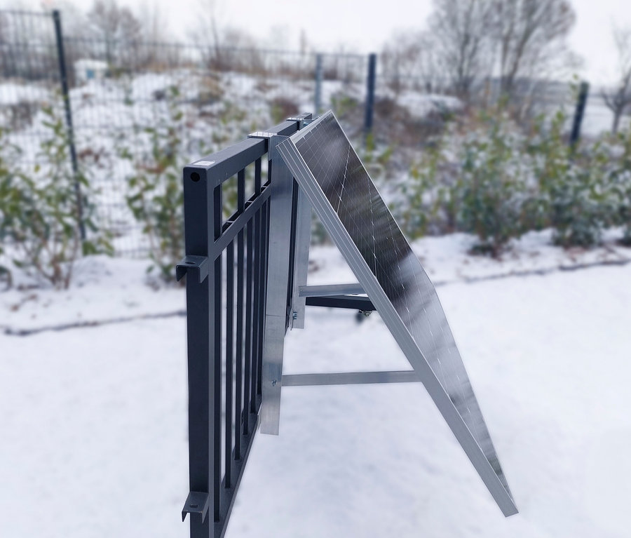 Ein Solar-Balkonkraftwerk 600 W »TX220« mit Halterung steht auf einer schneebedeckten Fläche.